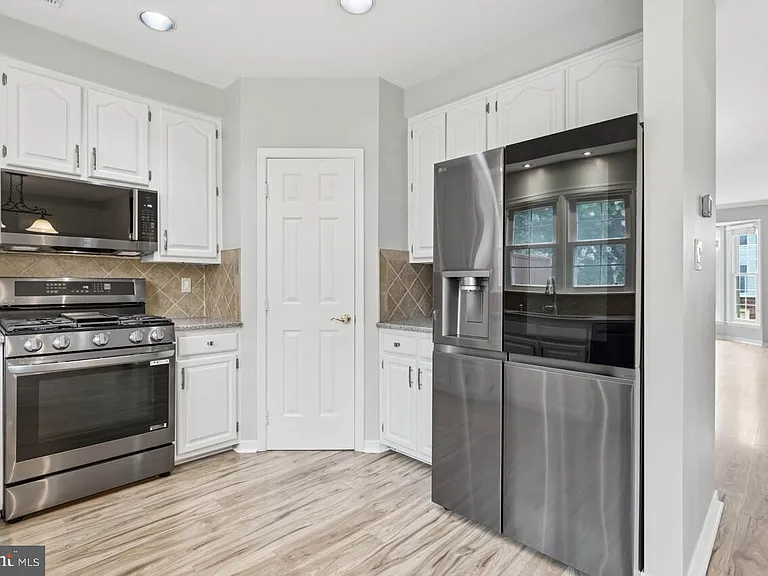 7035 Kings Manor Dr — Photo 15