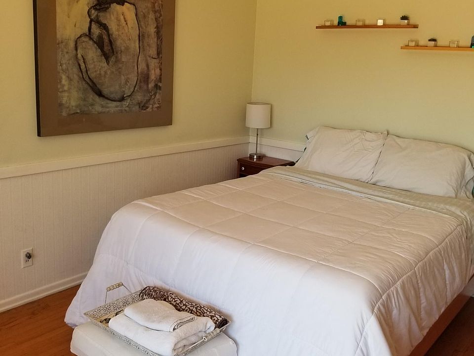 Master Bedroom. Tempur pedic queen size bed. Hardwood floors .