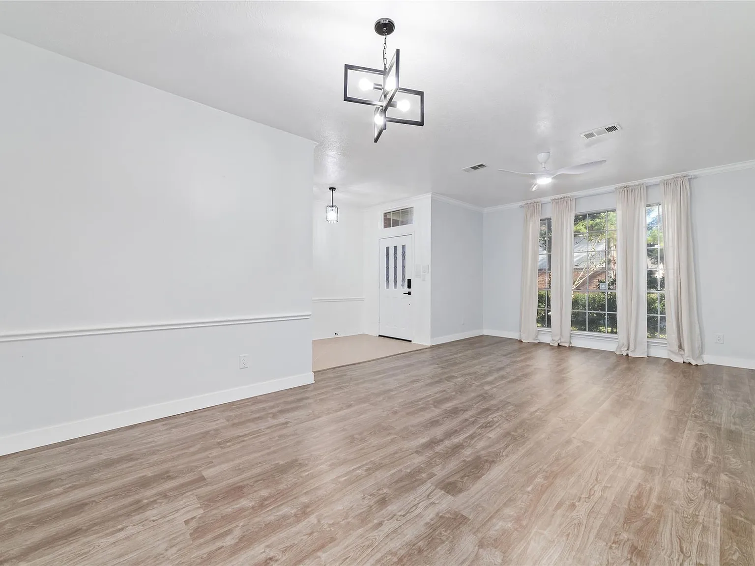 5 bed, 2.5 bath, 2700 sqft, $2,950 — Photo 4