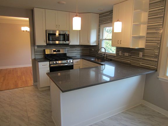 2nd image of 18W207 Claremont Dr