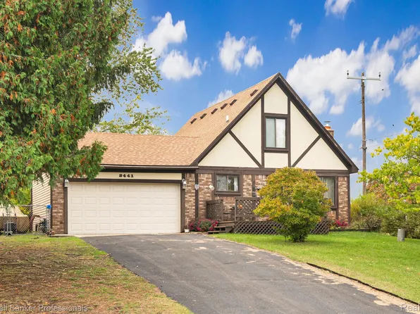 2441 Amelia Dr, Highland, MI 48356