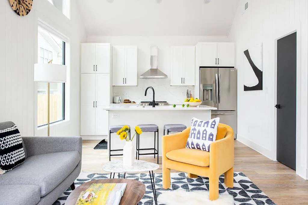 2 bed, 750 sqft, $3,900 — Photo 2