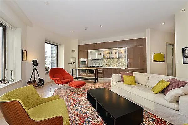 Sold by R New York | media 9