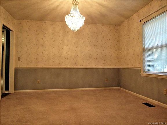 4th image of 14 Carriage Ct