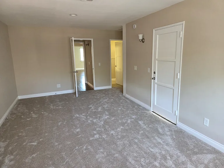 15219 Wyandotte St — Photo 24