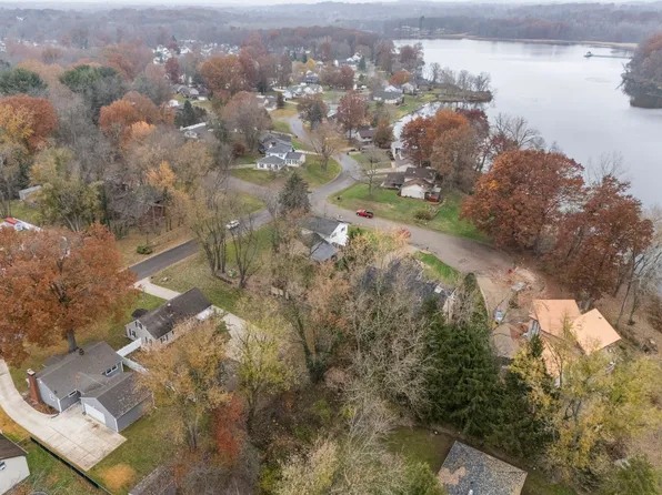 4407 Lakeshore Cir NW, Massillon, OH 44646