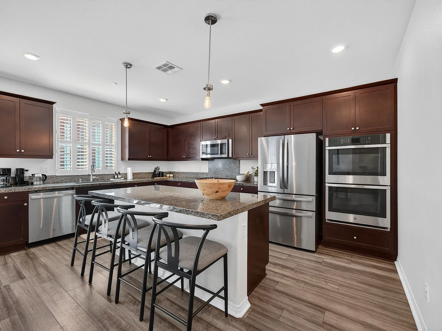5 bed, 2592 sqft, $7,500 — Photo 4
