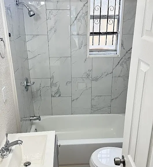 1124 W 25th St #4 — Photo 9