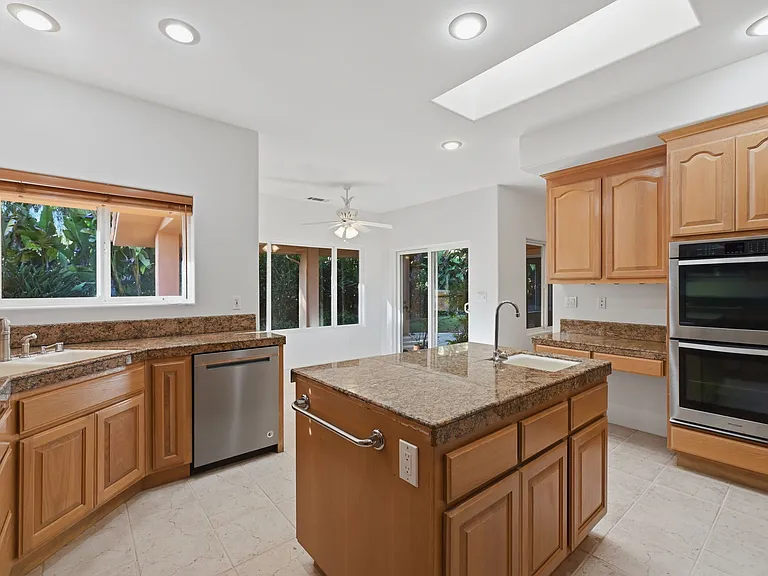 996 Valencia Ave — Photo 8