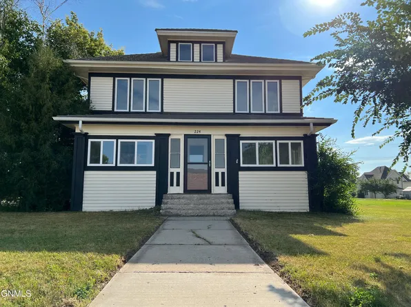 224 West St, Ray, ND 58849