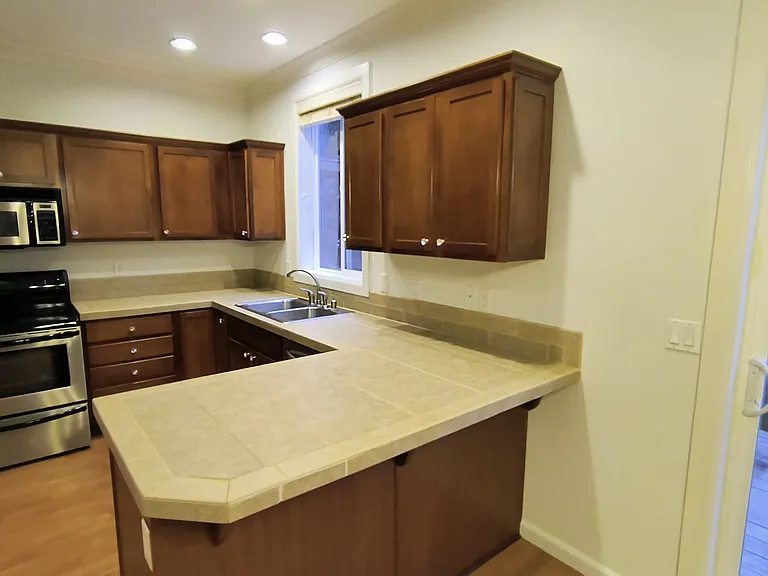 5809 NE 59th Ave — Photo 4