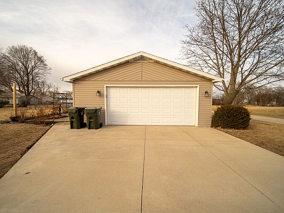 3rd image of 901 Douglas Dr