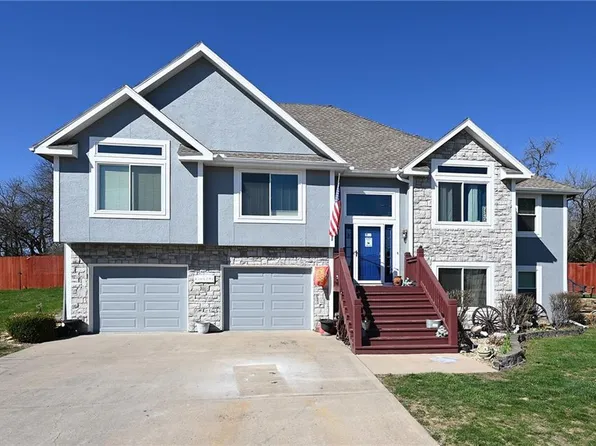 101 Surrey Ct, Smithville, MO 64089