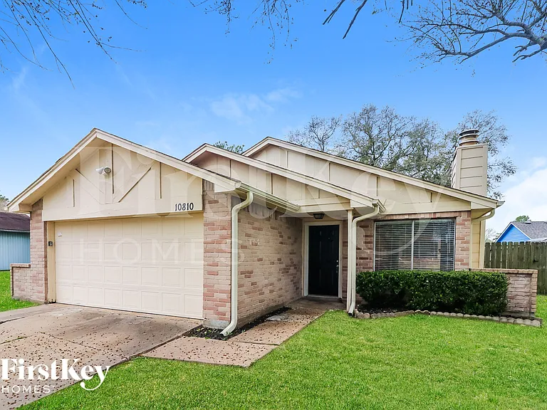10810 Lakewood Oaks Dr — Photo 2
