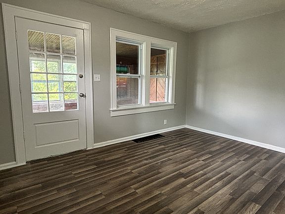 3rd image of 1401 N Gladstone Ave