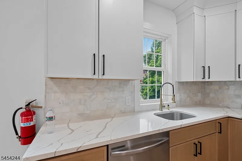 3 bed, 2.0 bath, $3,400 — Photo 4