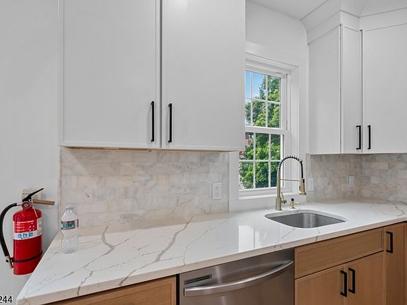 4th image of 196 Taylor St Floor 2