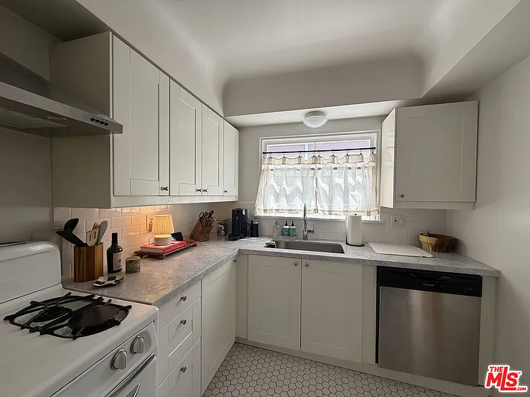 643 Vernon Ave — Photo 13