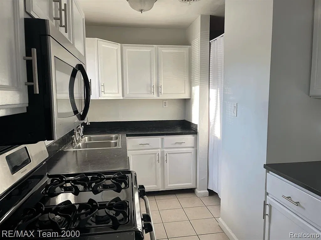 3 bed, 1.0 bath, 900 sqft, $1,499 — Photo 3