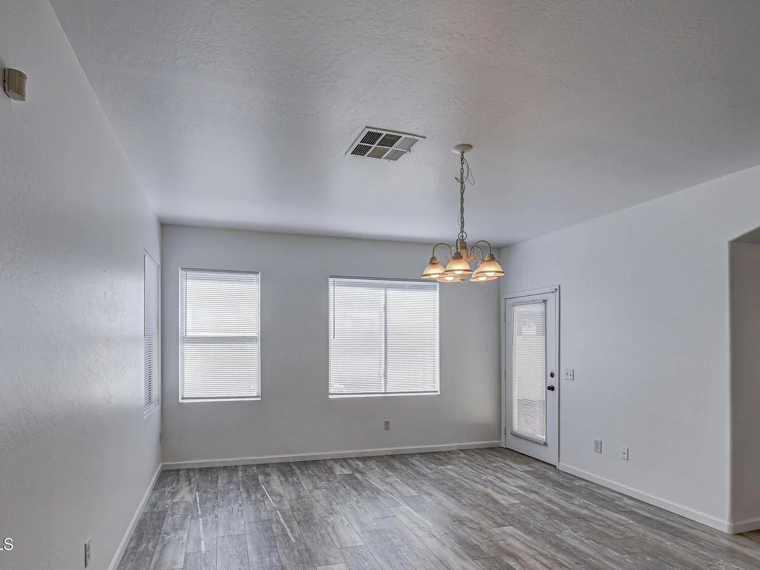3 bed, 2.5 bath, 2091 sqft, $2,300 — Photo 4