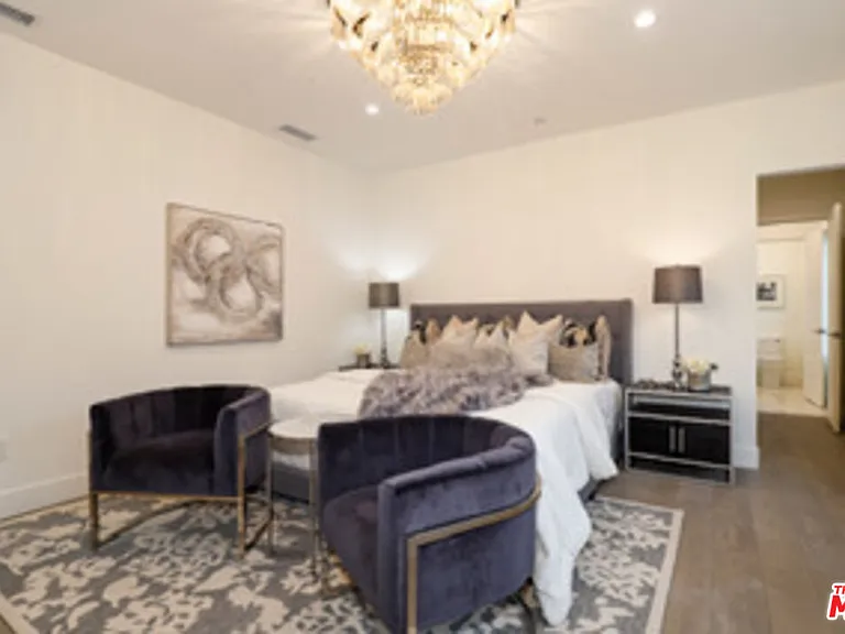 15122 Morrison St — Photo 52