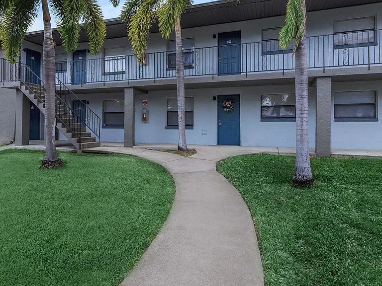 Bardmoor Pointe — Photo 1