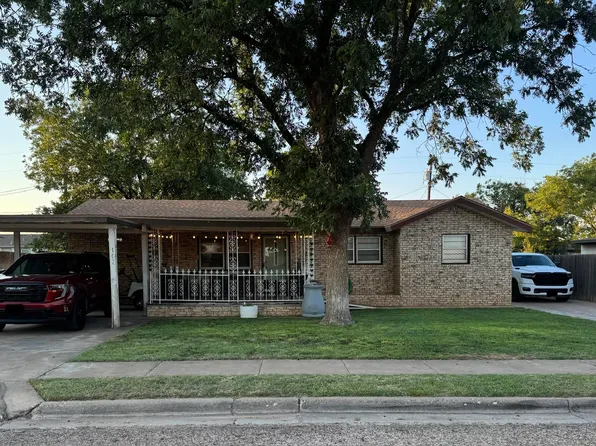 107 2nd St, Plains, TX 79355
