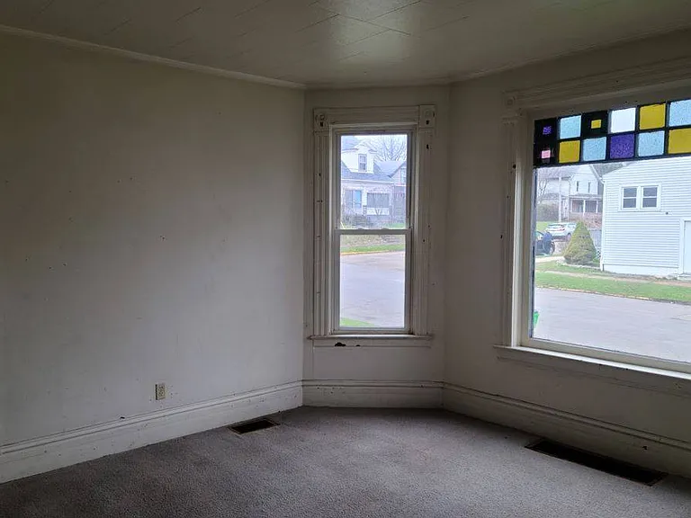 146 S Park Ave #DOWN — Photo 2