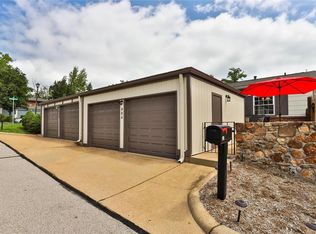 984 Conestoga Dr, Ballwin, MO 63021