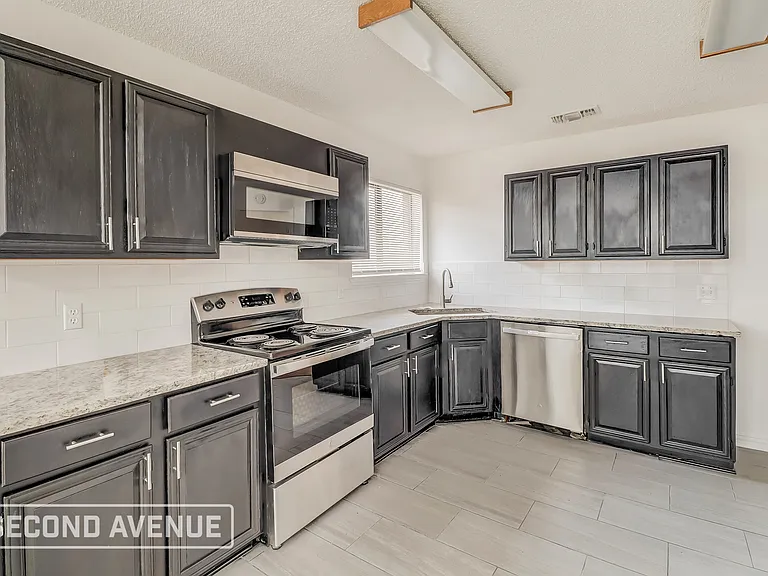 8802 Briarwood Dr — Photo 3
