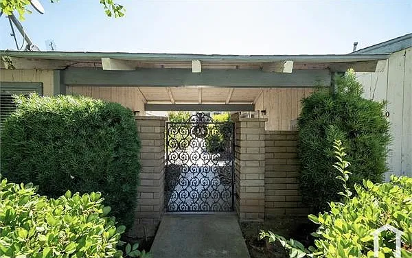 6090 N Poplar Ave — Photo 4