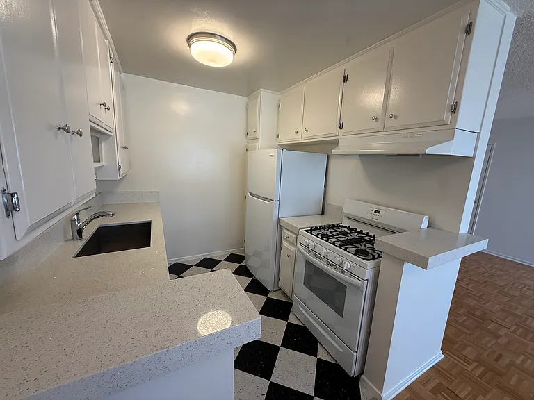7530 Lexington Ave #4 — Photo 6
