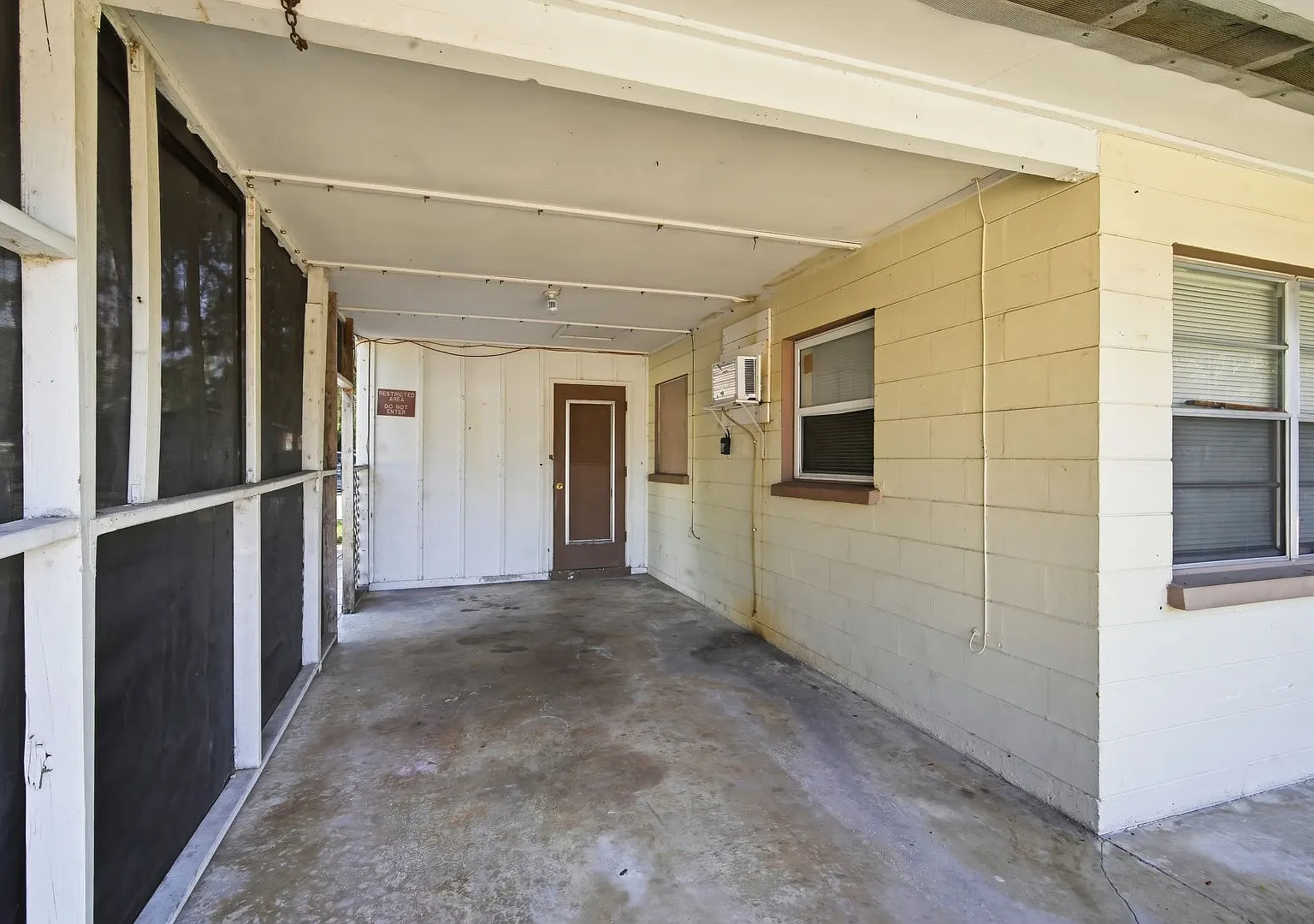 Cozy 1-Bedroom Corner Unit with Large Yard! — Photo 4