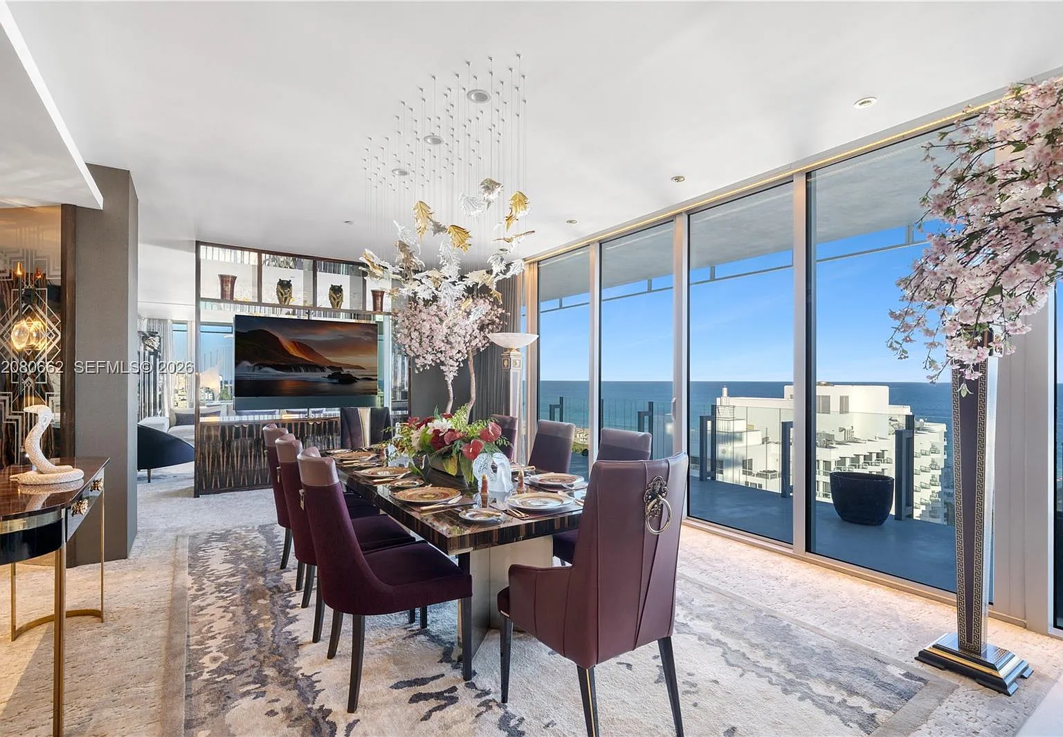 Glass 120 Condo — Photo 3