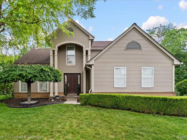4630 Commerce Woods Dr, Commerce Township, MI 48382