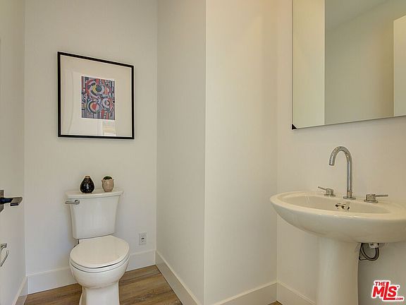 3rd image of 817 N Sycamore Ave #817