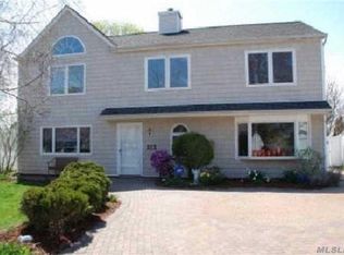 6 Spring Ln, Levittown, NY 11756