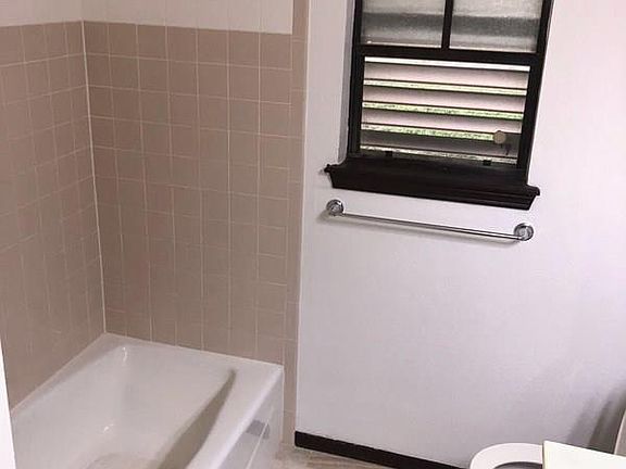 2nd image of 501 Geraldine Ln