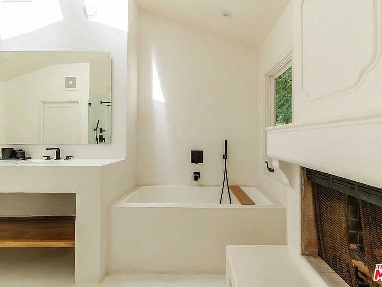 8706 Sunset Plaza Pl — Photo 25