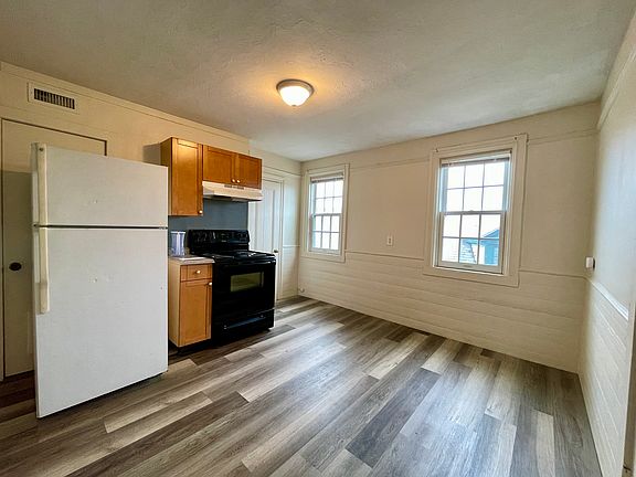 3rd image of 373 Thayer St #3