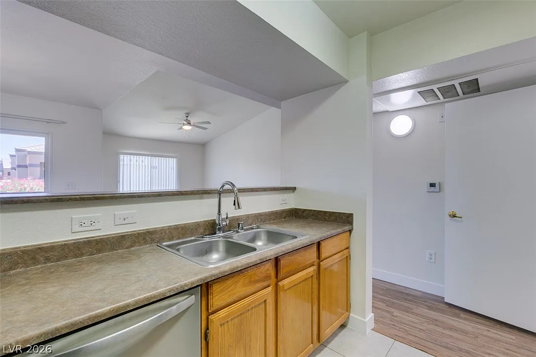 2 bed, 2.0 bath, 1024 sqft, $1,525 — Photo 3