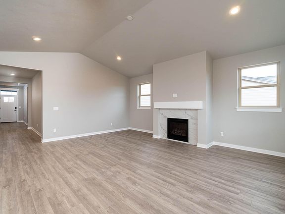 4th image of 1098 Op167 Ne Henry Dr