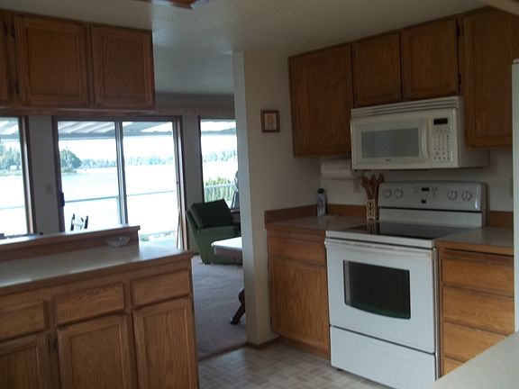 Kitchen w/Lake View