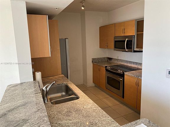 4th image of 18800 NE 29th Ave APT 909