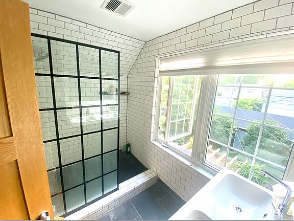 4th image of 1325 N Sheridan AVE