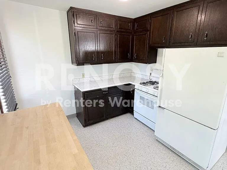 320 Linden Ave W — Photo 2