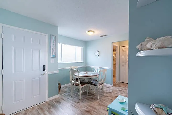 516 Beach Park Ln — Photo 6