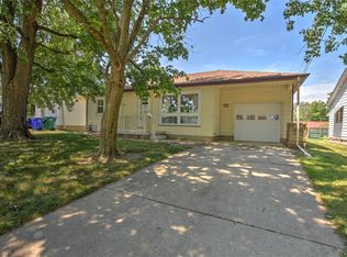 9 Crestview Dr, Decatur, IL 62521