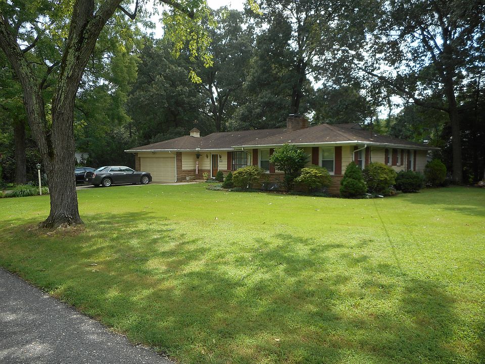 1st image of 208 Pine Ave