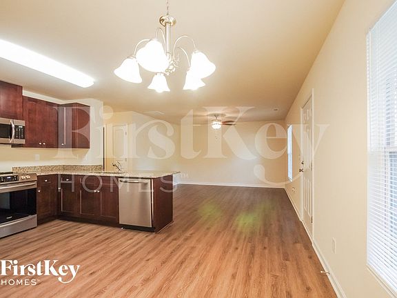 5th image of 423 Leland St